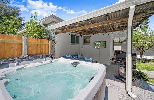 Highlands - Perkins House | Stylish Home Near Stadium | Hot Tub, BBQ, Fire Pit