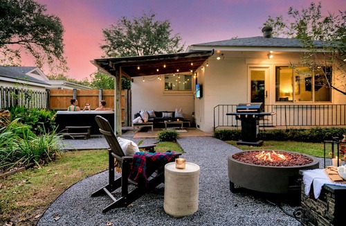 Highlands - Perkins House | Stylish Home Near Stadium | Hot Tub, BBQ, Fire Pit