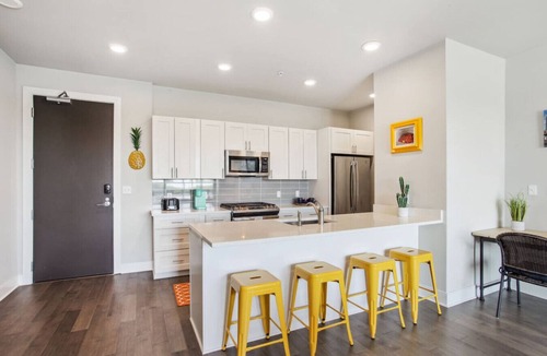 New Orleans Condo | Stylish NOLA Bywater Condo 2BR/2BA w Pool/Balcony!