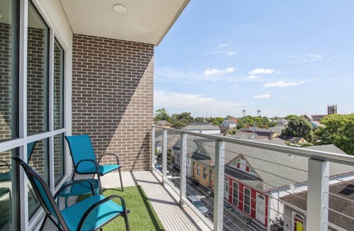 New Orleans Condo | Stylish NOLA Bywater Condo 2BR/2BA w Pool/Balcony!