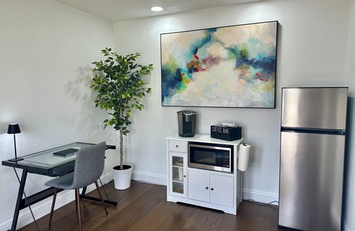 College Park House | Stylish Private Suite in College Park, Walk to Shops & Dining