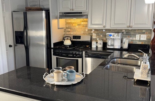 Lakeview House | Stylish Townhome with Swimming Pool in Safe, Central Location