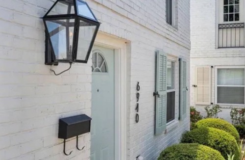 Lakeview House | Stylish Townhome with Swimming Pool in Safe, Central Location