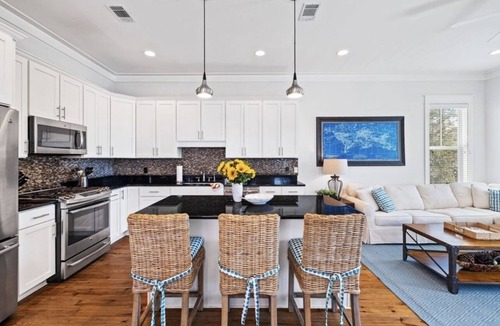 Lakeside at Blue Mountain Beach House | Sugar Blue, walk to the beachn