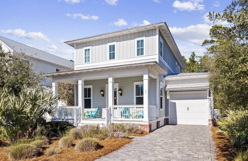 Lakeside at Blue Mountain Beach House | Sugar Blue, walk to the beachn