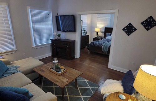 Courier City - Oscawana Apartment | Suite 4 - Casablanca of Hyde Park