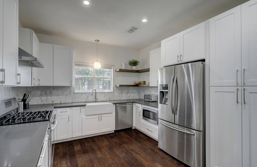 Houston Heights House | SUMMER 2026 - Updated 3/2 with yard, one block from MKT Heights central Houston