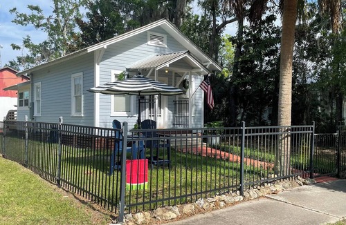 Monticello Cottage | Summer and Early Fall Special Rates Camellia Cottage - Wheelchair Accessible