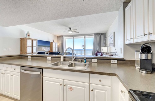 Long Beach Condo | Summer savings ! RESERVED PARKING and free beach chair tower 1-305