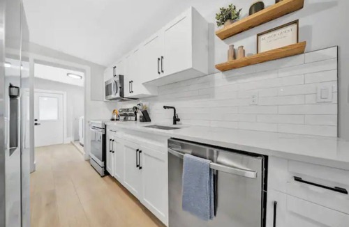 East Naples Cottage | SUMMER SAVINGS! 2 miles to Beach/5th Ave, 2 King Beds, Hot Tub, Bikes