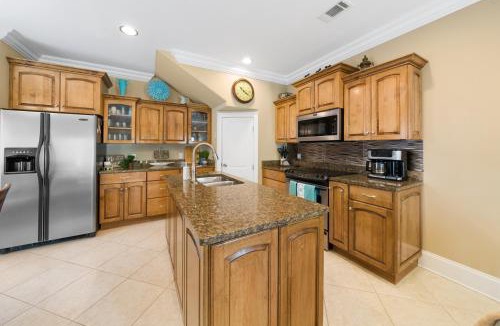 Biltmore Beach Villa | Summer Special, Lux 4BR House Sleeps 12, Pool, Elevator, King bed