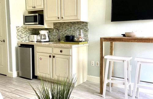 Baytowne Wharf Apartment | SUMMER SPECIALS! Beautiful studio w/LARGE BALCONY! Walk to nightlife & dinner