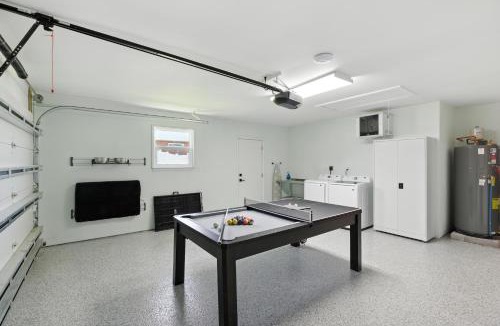 Gulf Breeze House | Sunny 3BR with Hot Tub & Game Room Home