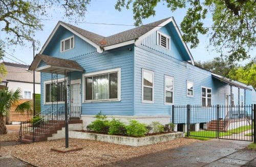 Mid-City House | Sunny 5Bed w Parking and direct Streetcar access