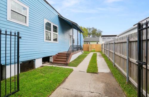 Mid-City House | Sunny 5Bed w Parking and direct Streetcar access