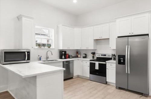 Mid-City House | Sunny 5Bed w Parking and direct Streetcar access