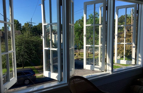 Broadmoor House | Sunny And Safe New Orleans 2 Bedroom