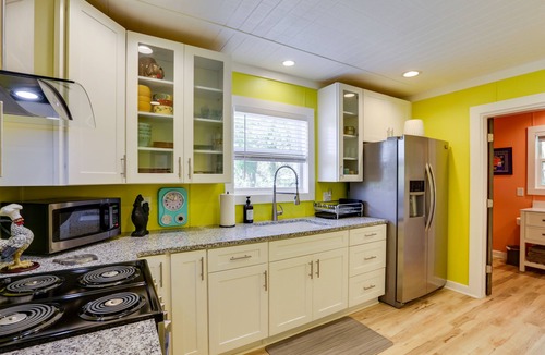 Apalachicola Cottage | Sunny Apalachicola Vacation Rental with Deck!
