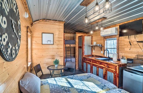 Negreet House | Sunny 'Catfish Cabin' w/Views of Toledo Bend