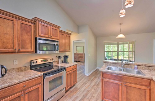 Navarre House | Sunny Coastal Getaway 5 Mi to Navarre Beach!