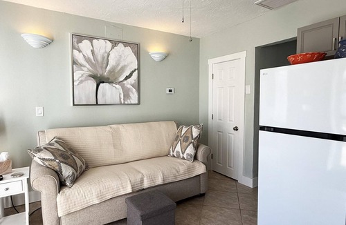 Golden Beach Apartment | Sunny Corner Villa | King Bed | Pool&Beach Access