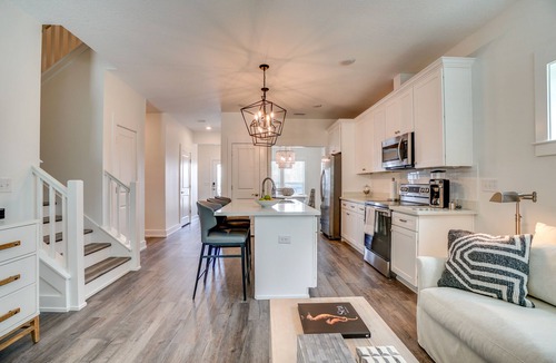 El Centro Beach House | Sunny Day - Walk to beach- community pool!