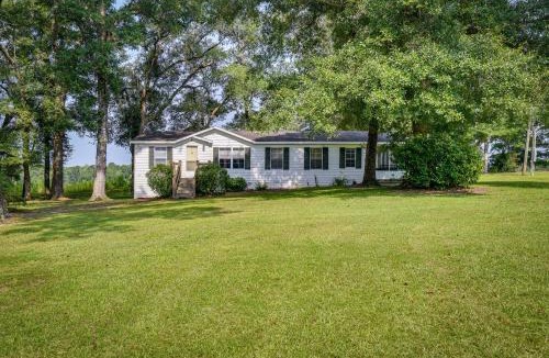 Washington County House | Sunny Florida Escape with Screened-In Patio and Grill!