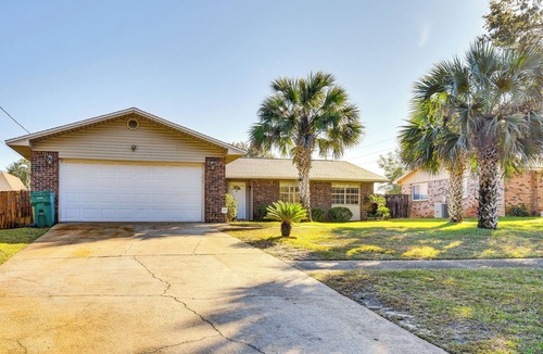 Wright House | Sunny Retreat w/Hot Tub in Fort Walton Beach!