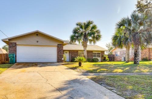 Wright House | Sunny Retreat with Hot Tub in Fort Walton Beach!
