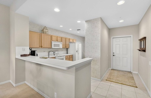 Tropical Cove Condo | Sunset Lake at Lexington CC Lake Village