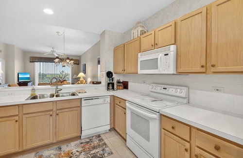 Tropical Cove Condo | Sunset Lake at Lexington CC Lake Village