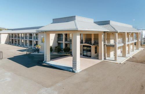 Greater Belhaven Hotel | Super 8 by Wyndham Jackson MS Near the Fairgrounds