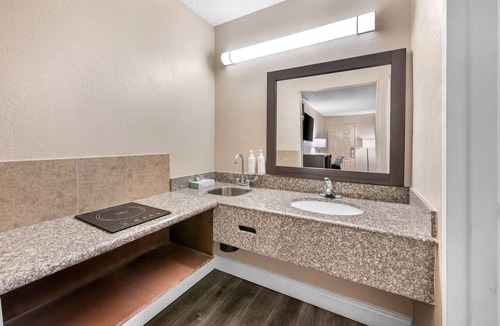 Metairie Hotel | Super 8 by Wyndham Metairie