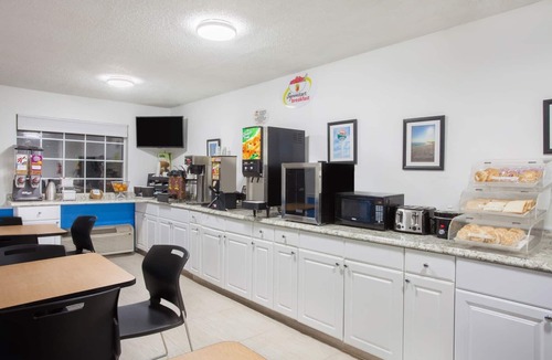 Northwest Pensacola Hotel | Super 8 by Wyndham Pensacola