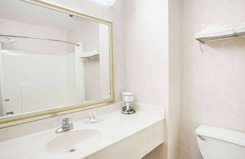 White Hall Hotel | Super 8 by Wyndham White Hall