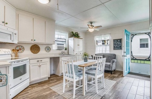 Navy Point House | Super Cute Guest House!