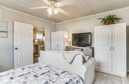 Navy Point House | Super Cute Guest House!