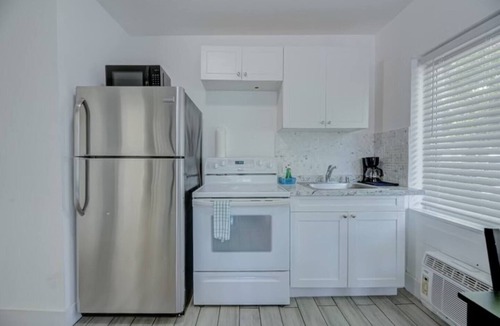 East Little Havana Apartment | Super Cute Studio with Wifi/Kitchen/Parking in vibrant Calle Ocho, Miami!