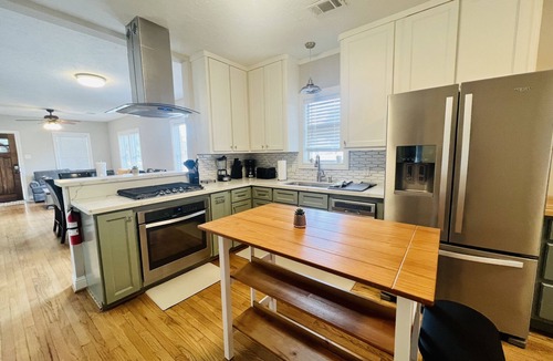 Northside House | SWEET HOUSTON 14 people, 4 Bethrooms, 2 Full Bath. Pool, Central Houston.