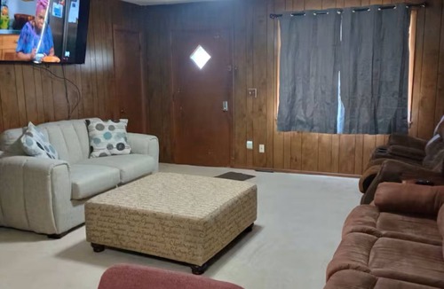 Ashdown House | Sweet Monroe is in a safe neighborhood close to amenities