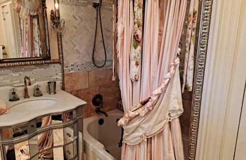 Redmont Park Villa | Taste of Europe in Redmont with Hot Tub
