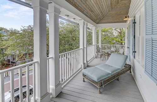 Seaside Cottage | Taste & Sea - Seaside Cottage Steps from Beach/Pools *Optional Carriage