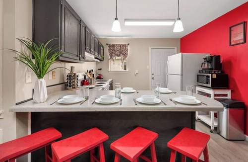 Pineville Apartment | Team Ready King Bed 3 TVs Kitchen Parking W/D