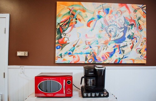 Alexandria Apartment | Temp Home King Bed WiFi Jackson St-Hwy 165 W/D