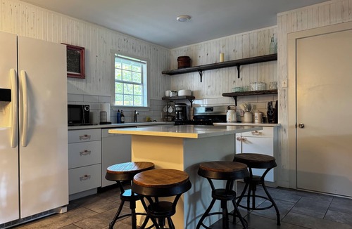 North Austin Civic Association House | Tempurpedic beds, walk to food, play ping pong & fenced artificial turf yard