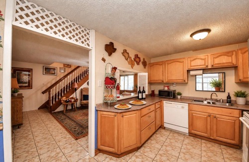 Channelview House | Texas-Themed 2BR Retreat | EV Charger | Sleeps 8
