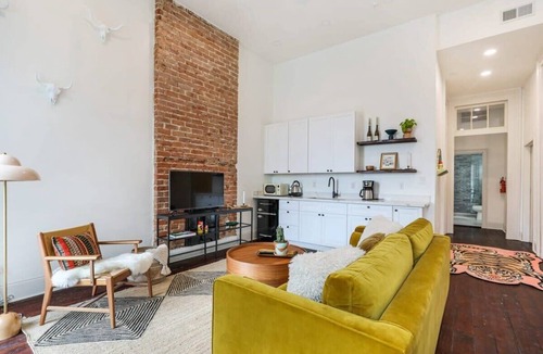 Central Business District Bed & Breakfast | The 10th Muse Upscale Art Filled Suite Near FQ+PKG