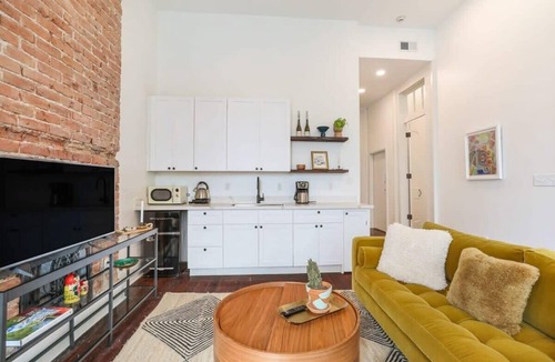 Central Business District Bed & Breakfast | The 10th Muse Upscale Art Filled Suite Near FQ+PKG