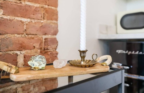 Central Business District Bed & Breakfast | The 10th Muse Upscale Art Filled Suite Near FQ+PKG