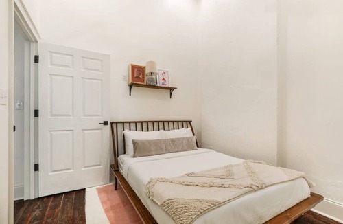Central Business District Bed & Breakfast | The 10th Muse Upscale Art Filled Suite Near FQ+PKG
